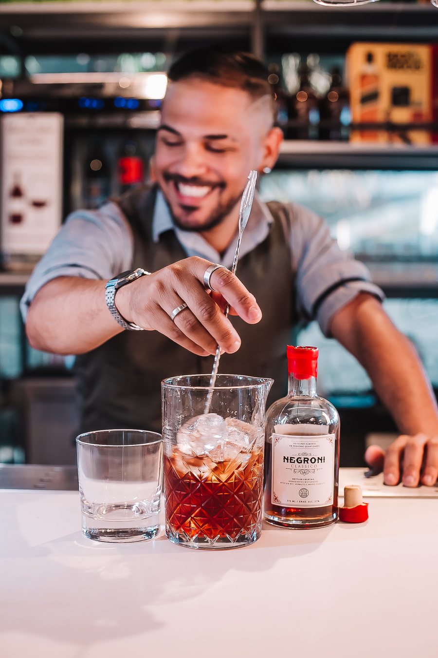 Bartender da APTK preparando um drink